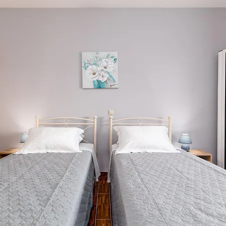 Semesterbostad Avgi - Avra House With Shared Pool By Filoxenia Gouvia