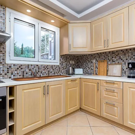 Semesterbostad Avgi - Avra House With Shared Pool By Filoxenia Gouvia